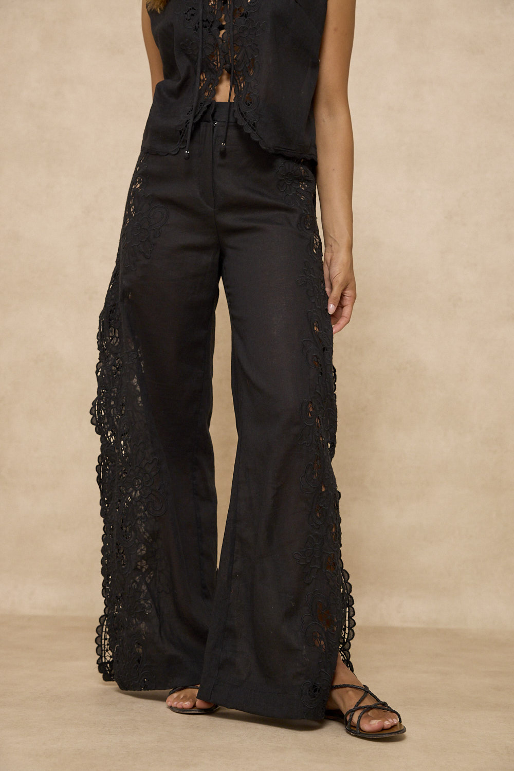 LINEN TROUSER WITH EMBROIDERY