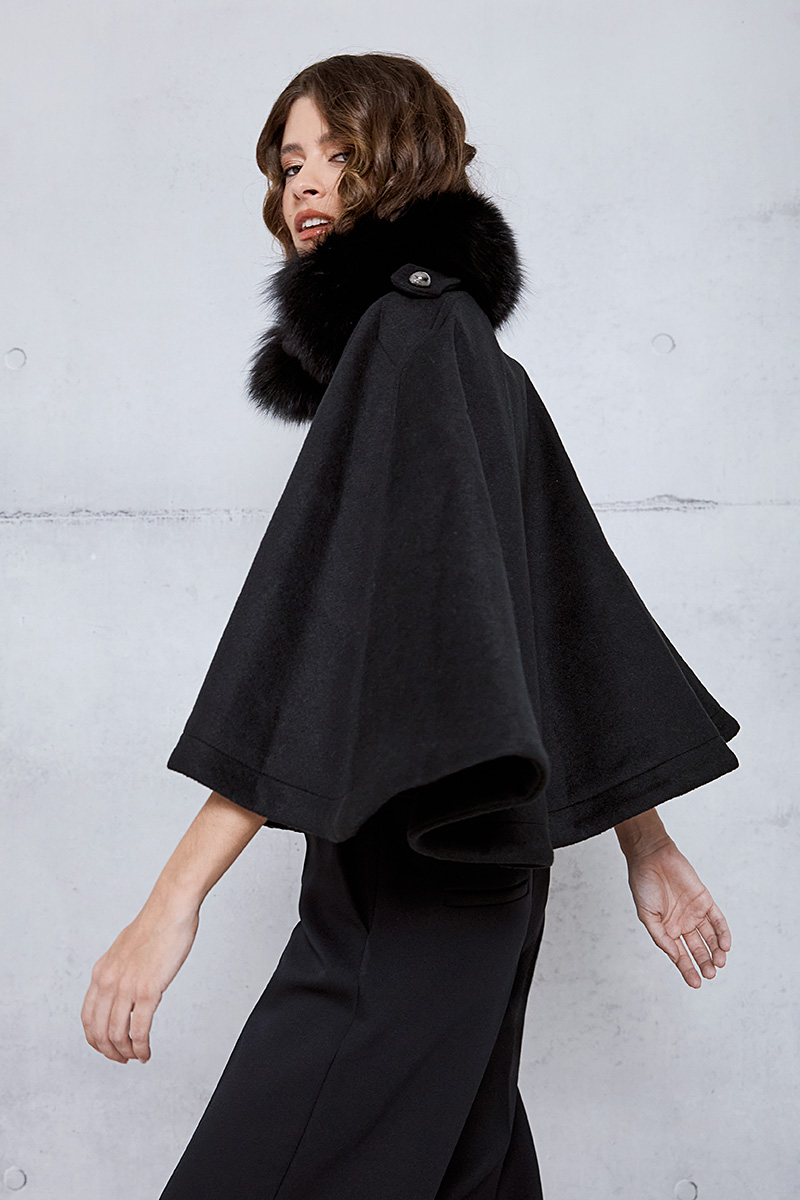 CAPE WITH DETACHABLE FUR