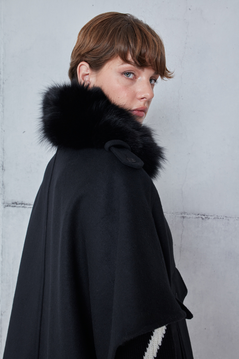 CAPE WITH DETACHABLE FUR