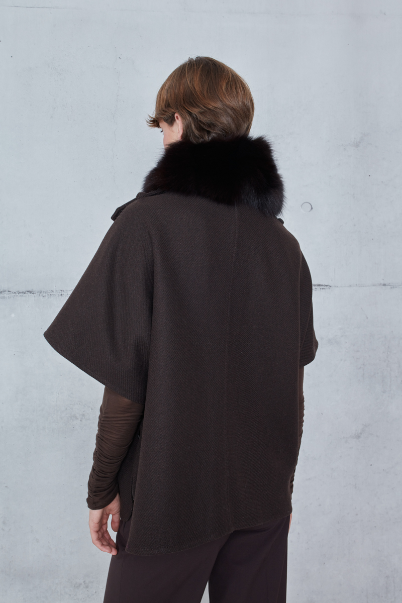 CAPE WITH DETACHABLE FUR