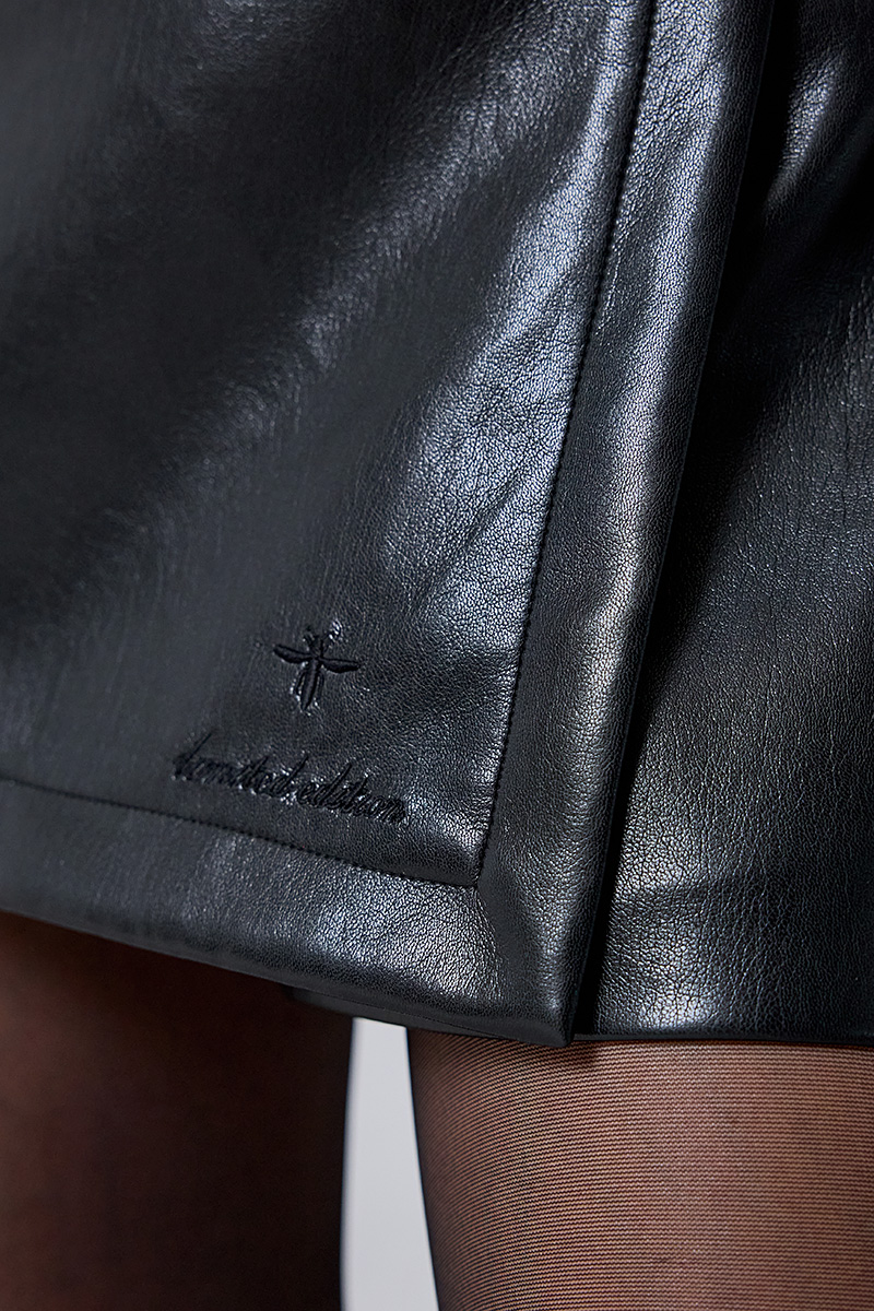 SKORT WITH A LEATHER TEXTURE