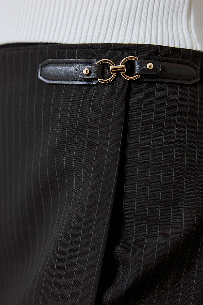 STRIPED SKORT WITH A BUCKLE