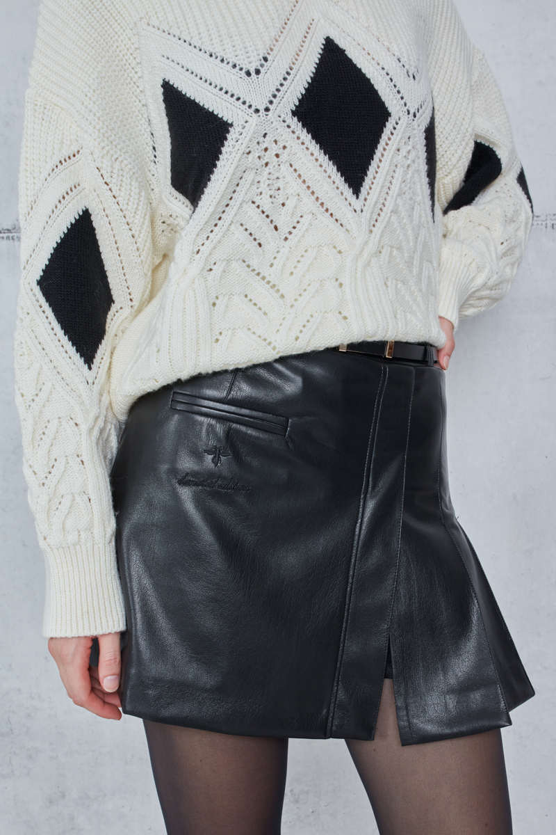 SKORT WITH A LEATHER TEXTURE AND PLEATS