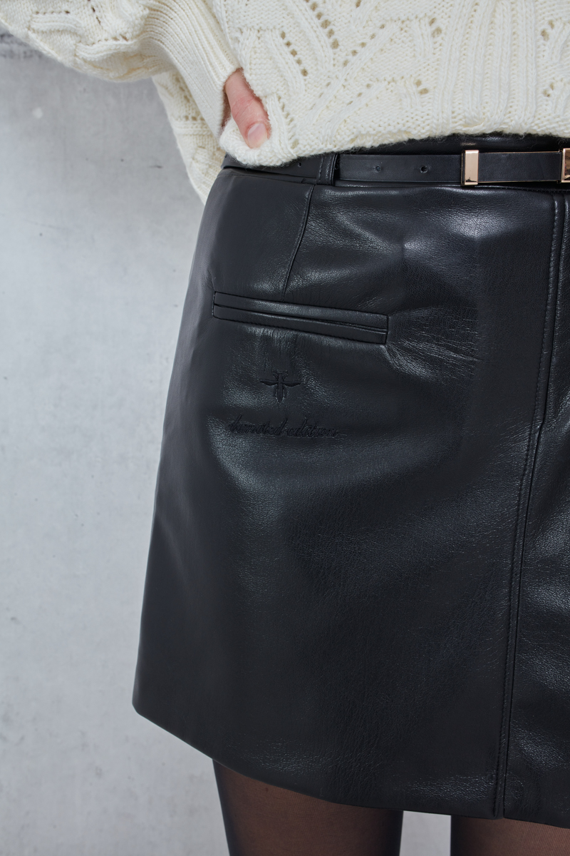 SKORT WITH A LEATHER TEXTURE AND PLEATS