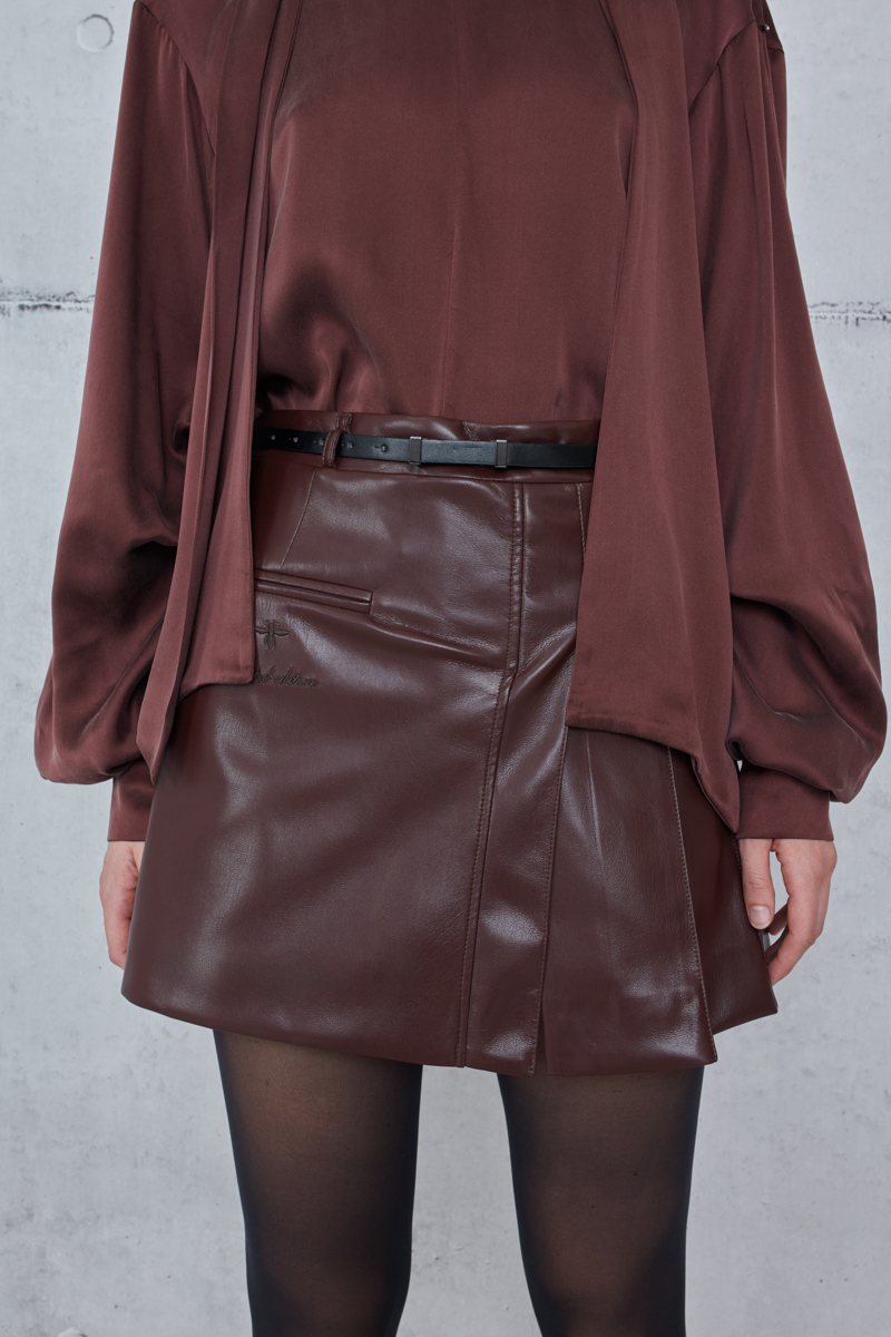 SKORT WITH A LEATHER TEXTURE AND PLEATS