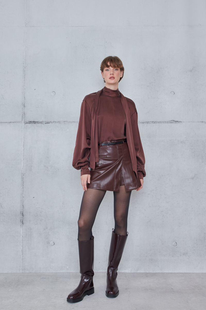 SKORT WITH A LEATHER TEXTURE AND PLEATS