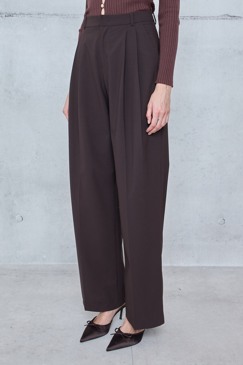 WIDE-LEG PLEATED TROUSERS