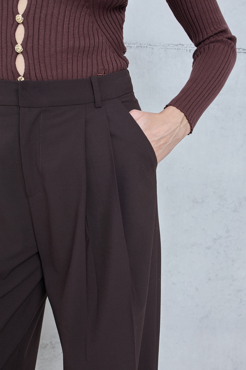 WIDE-LEG PLEATED TROUSERS