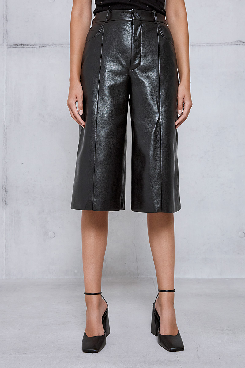 BERMUDA SHORTS WITH A LEATHER TEXTURE