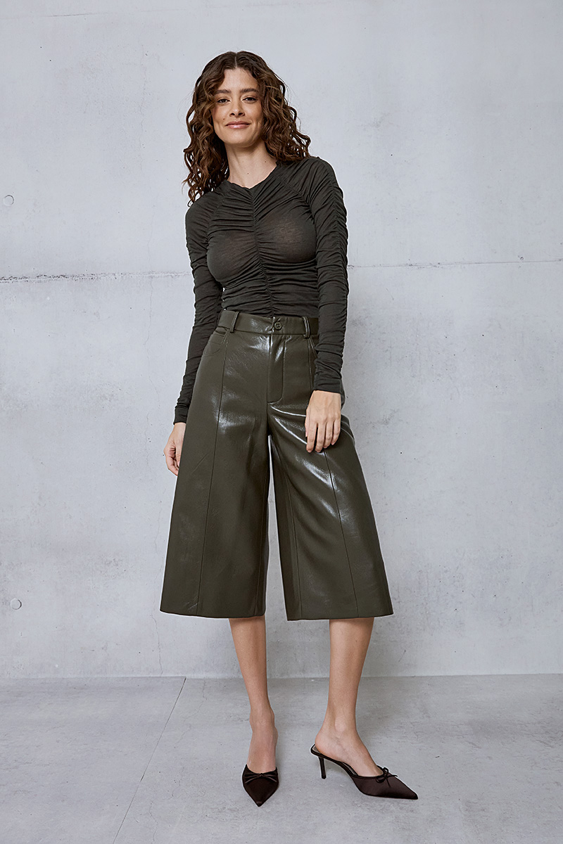 BERMUDA SHORTS WITH A LEATHER TEXTURE