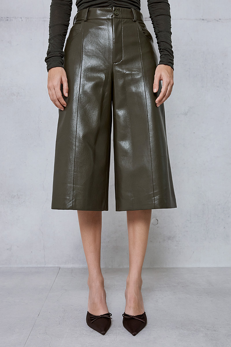 BERMUDA SHORTS WITH A LEATHER TEXTURE