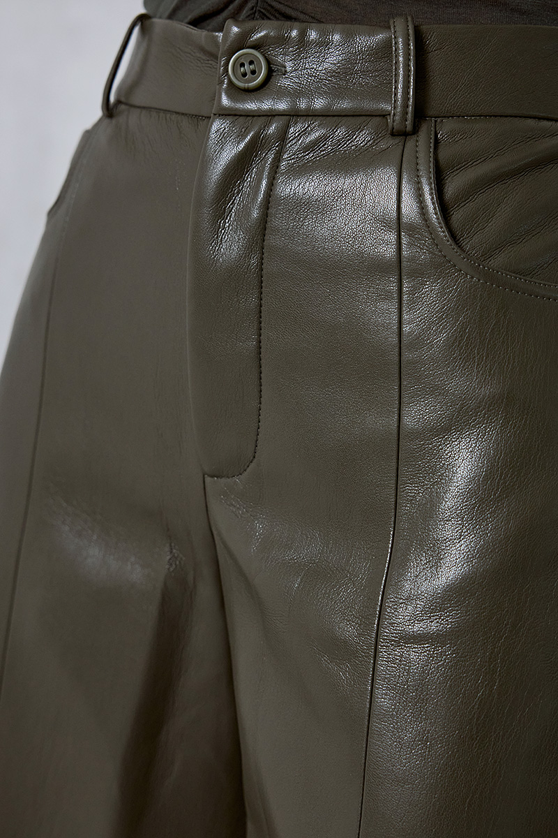 BERMUDA SHORTS WITH A LEATHER TEXTURE