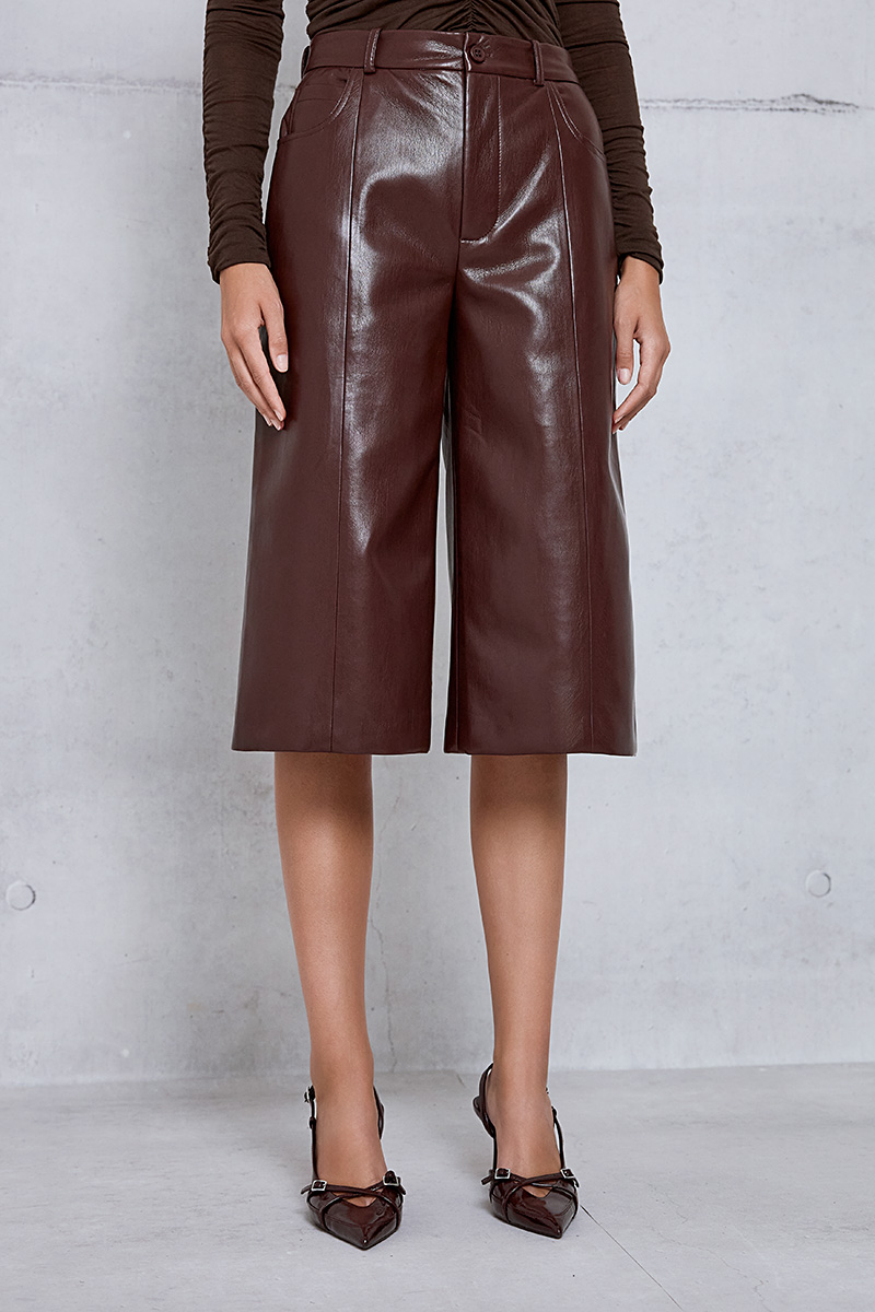 BERMUDA SHORTS WITH A LEATHER TEXTURE