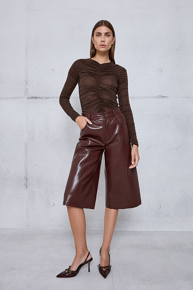 BERMUDA SHORTS WITH A LEATHER TEXTURE