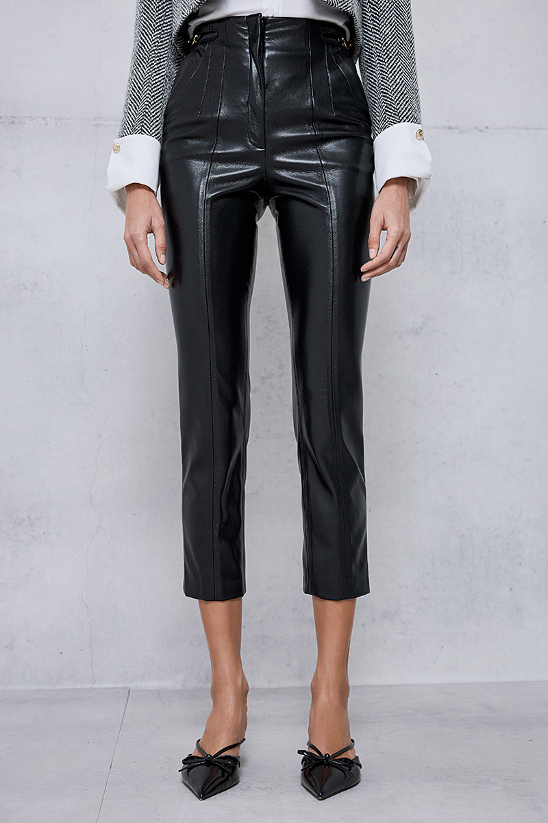 CROPPED TROUSERS WITH A LEATHER TEXTURE AND BUCKLE