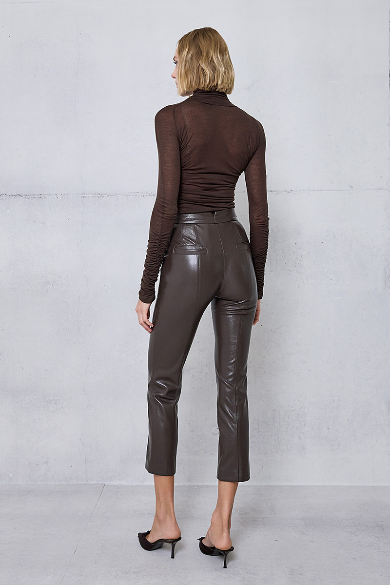 CROPPED TROUSERS WITH A LEATHER TEXTURE AND BUCKLE