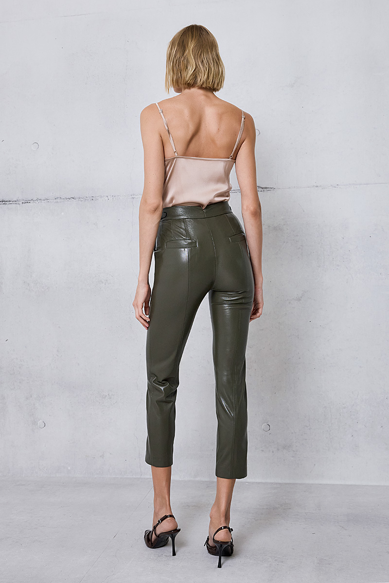 CROPPED TROUSERS WITH A LEATHER TEXTURE AND BUCKLE