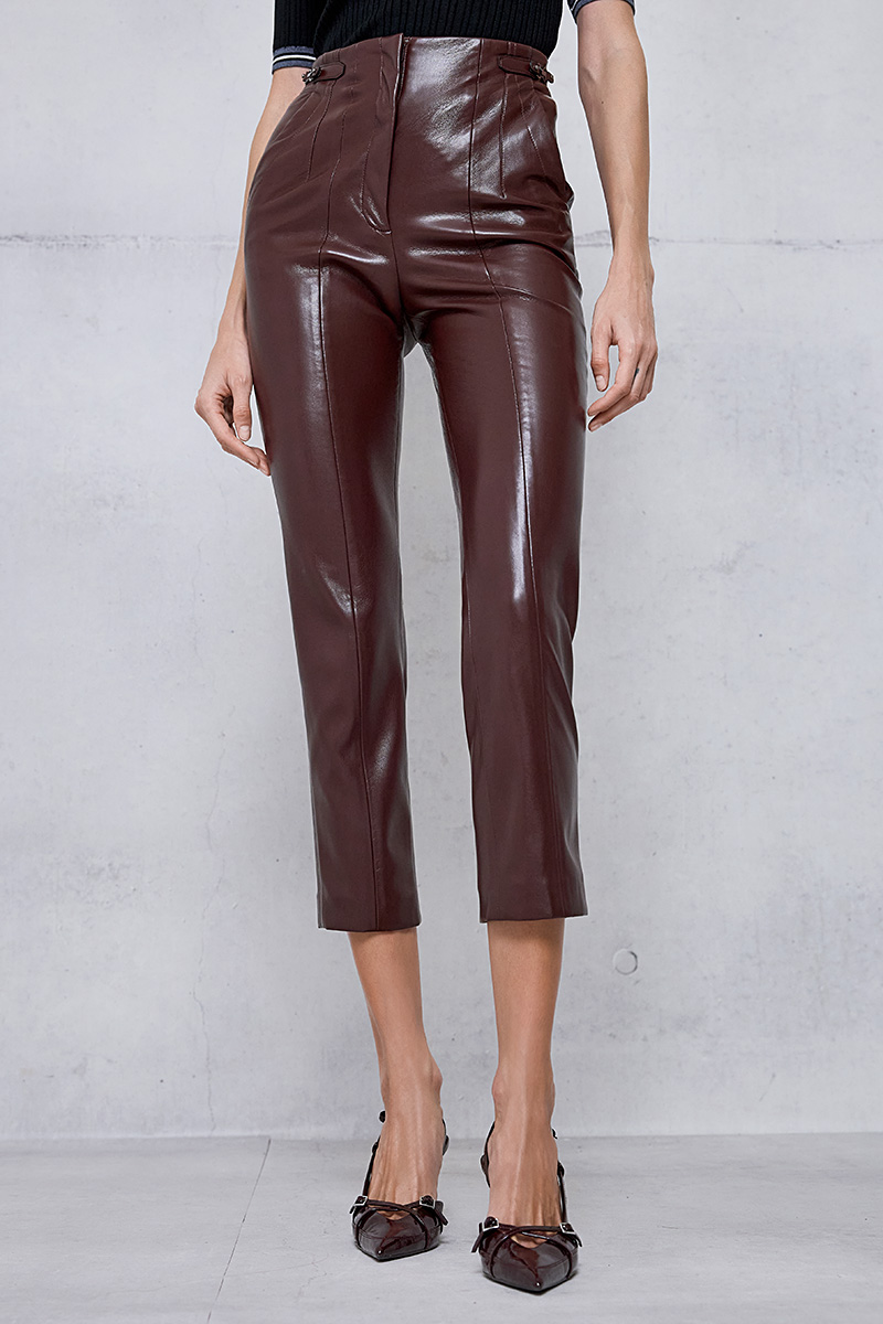 CROPPED TROUSERS WITH A LEATHER TEXTURE AND BUCKLE