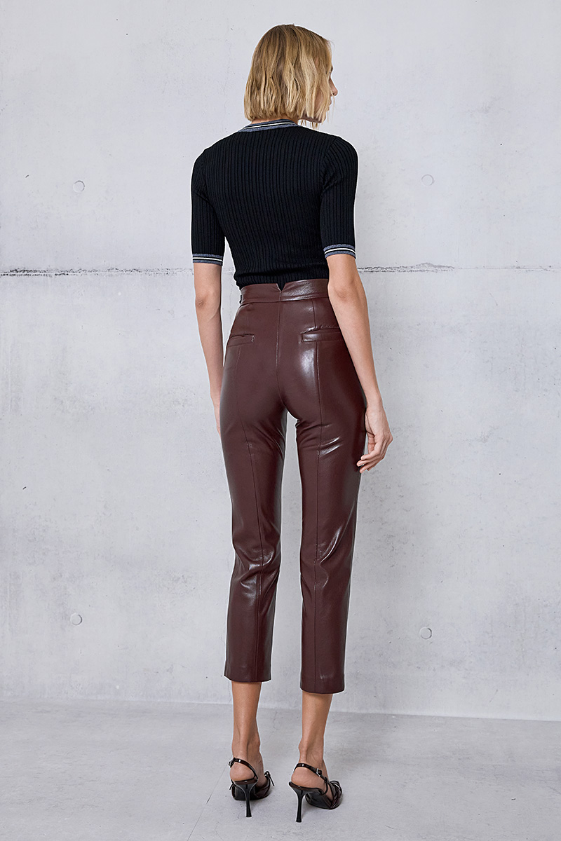 CROPPED TROUSERS WITH A LEATHER TEXTURE AND BUCKLE