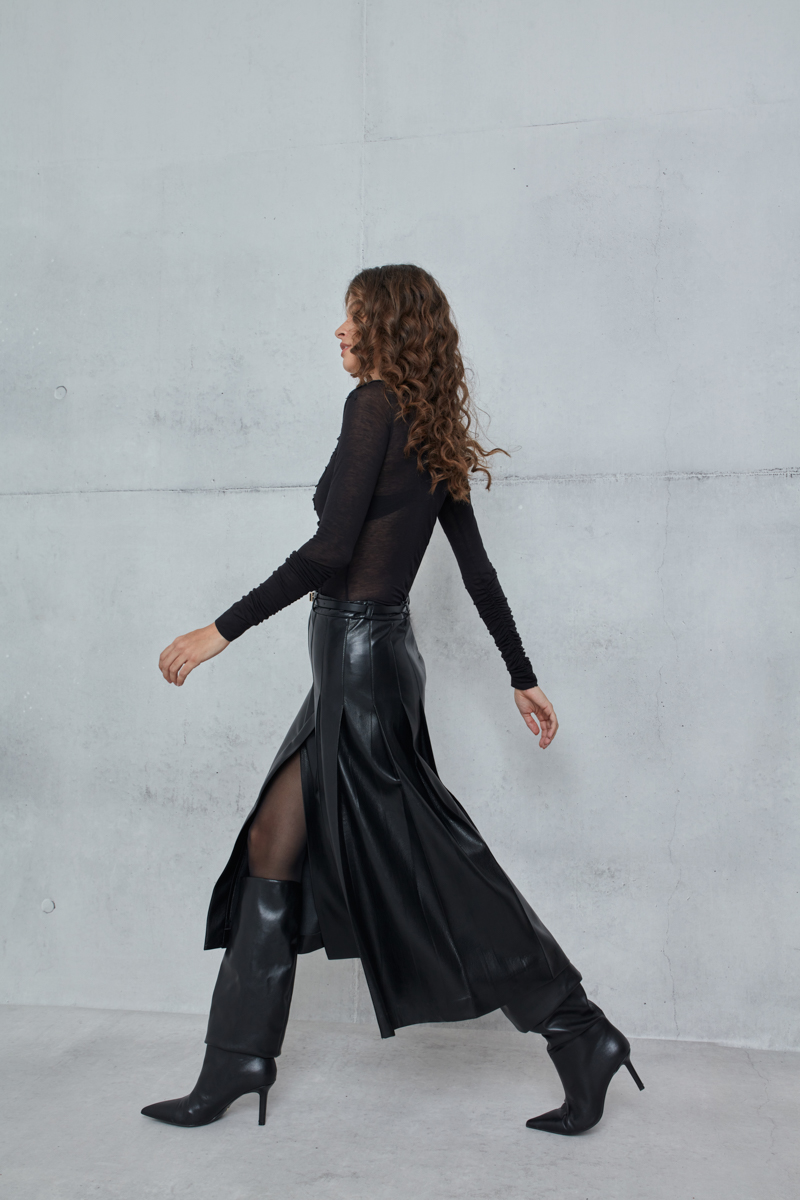 PLEATED SKIRT WITH A LEATHER TEXTURE