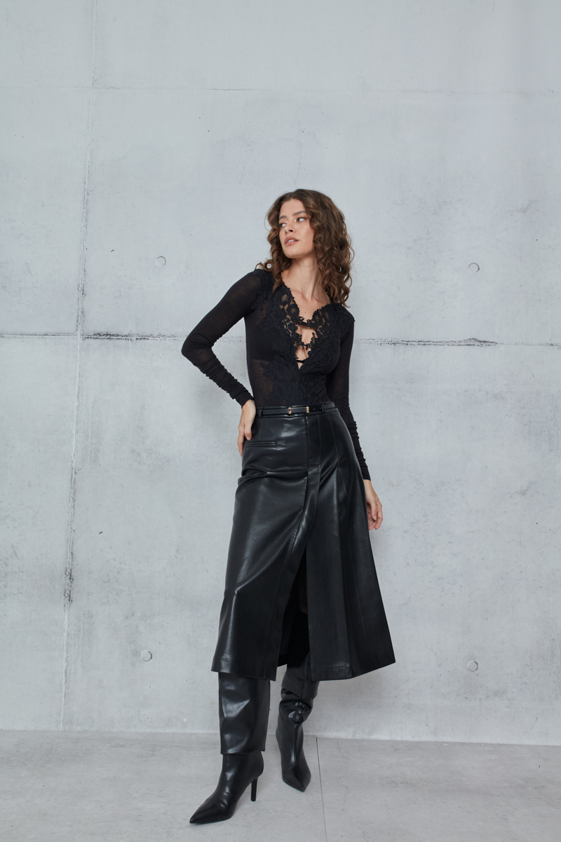 PLEATED SKIRT WITH A LEATHER TEXTURE