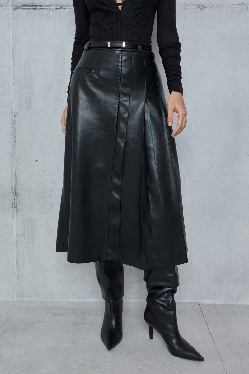 PLEATED SKIRT WITH A LEATHER TEXTURE