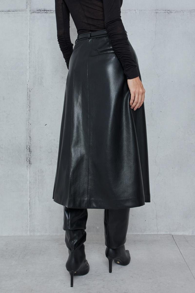 PLEATED SKIRT WITH A LEATHER TEXTURE