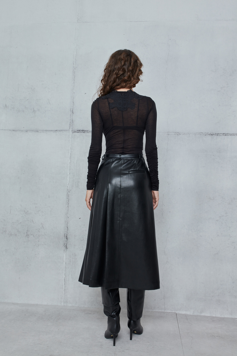 PLEATED SKIRT WITH A LEATHER TEXTURE