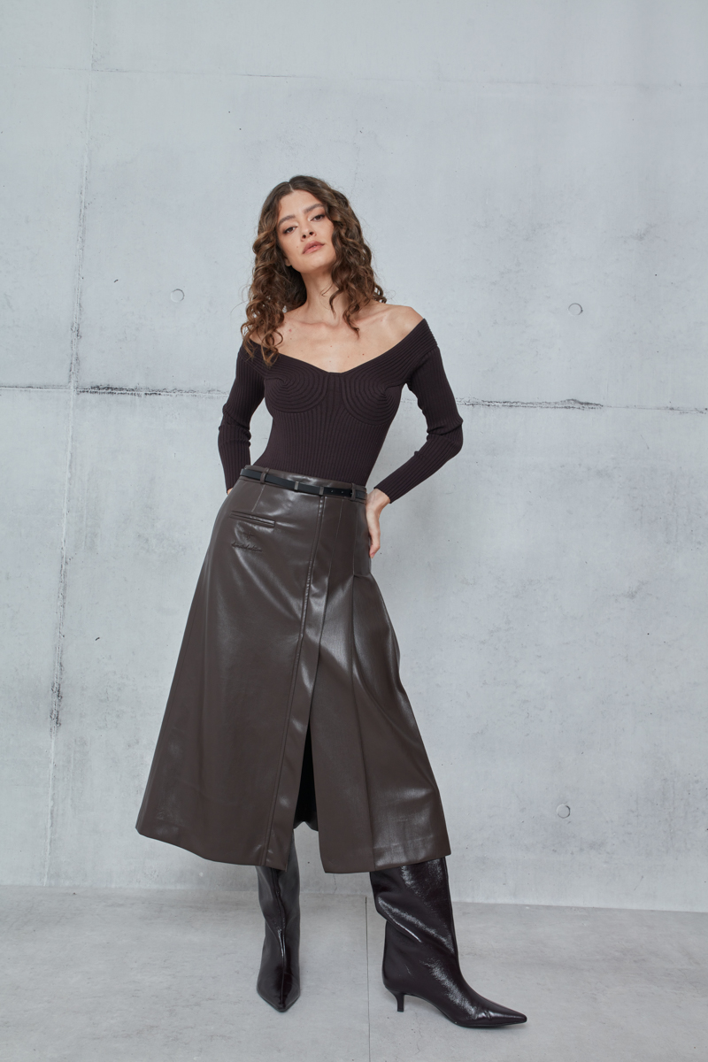 PLEATED SKIRT WITH A LEATHER TEXTURE