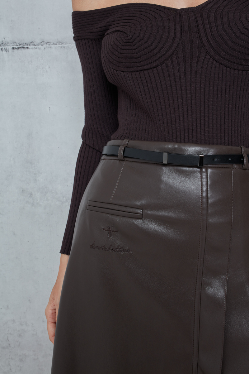 PLEATED SKIRT WITH A LEATHER TEXTURE