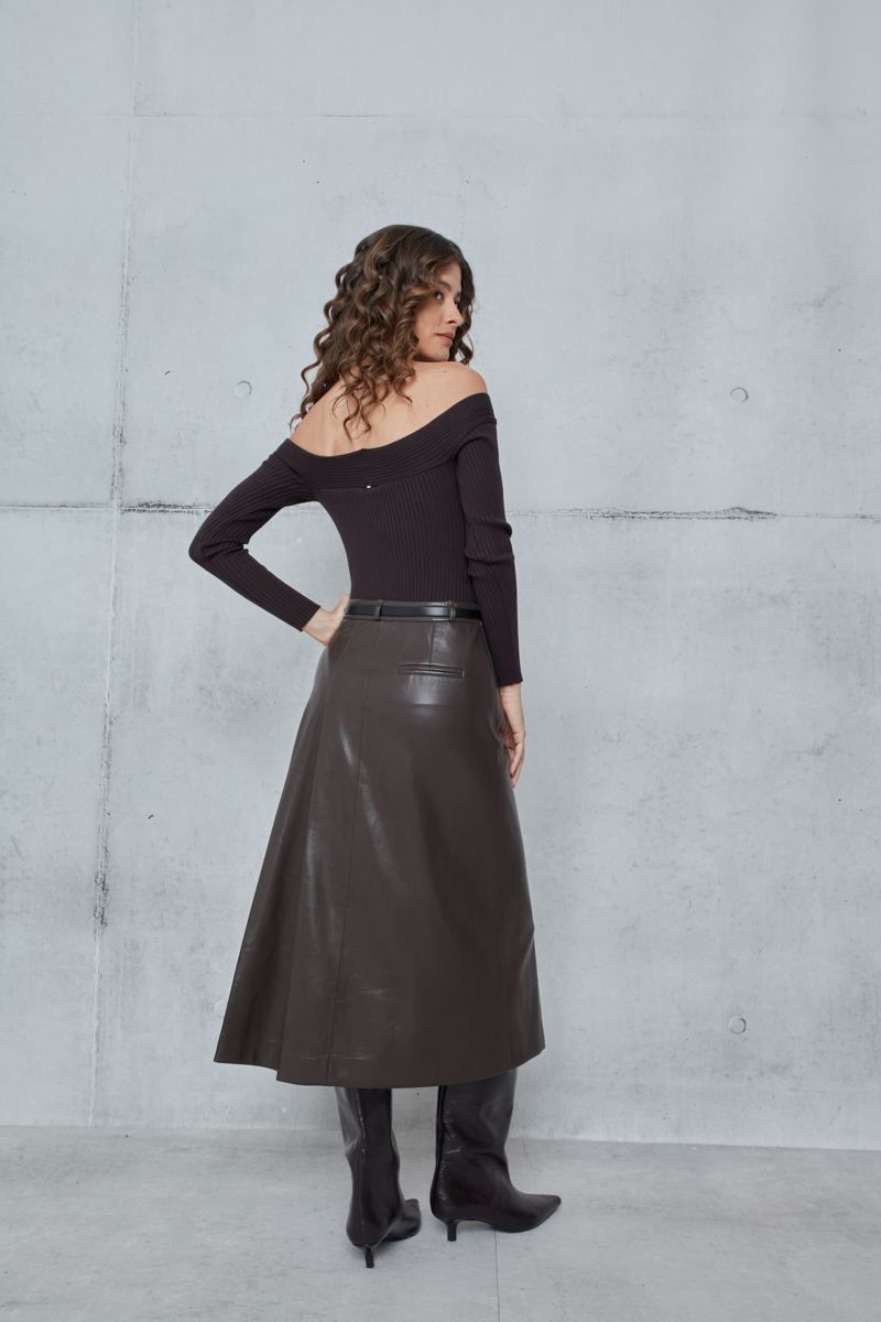 PLEATED SKIRT WITH A LEATHER TEXTURE