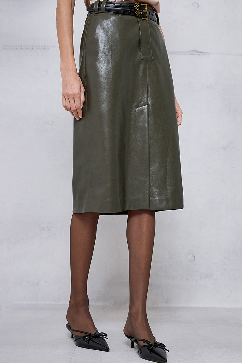 SKIRT WITH A LEATHER TEXTURE