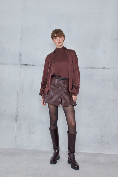 SKORT WITH A LEATHER TEXTURE AND PLEATS