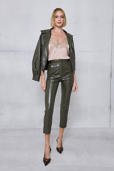 CROPPED TROUSERS WITH A LEATHER TEXTURE AND BUCKLE