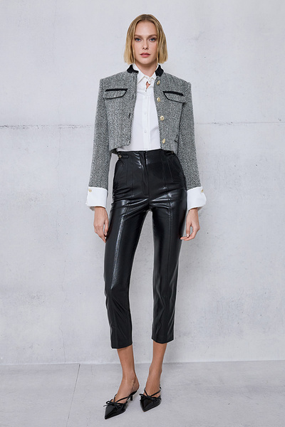 CROPPED TROUSERS WITH A LEATHER TEXTURE AND BUCKLE