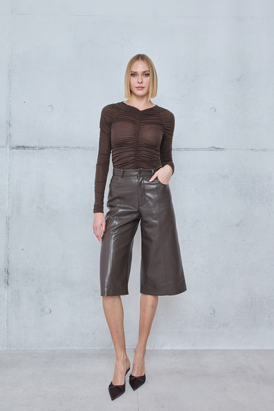 BERMUDA SHORTS WITH A LEATHER TEXTURE