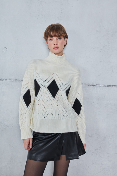 TURTLENECK KNIT TOP WITH PATTERNS