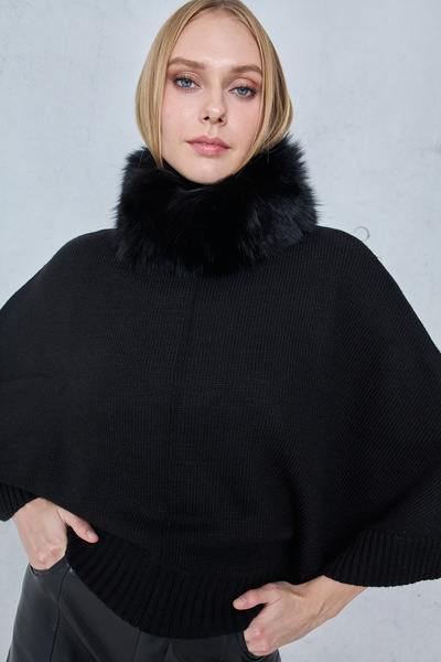 KNITTED CAPE WITH DETACHABLE COLLAR