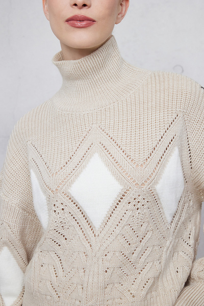 TURTLENECK KNIT TOP WITH PATTERNS