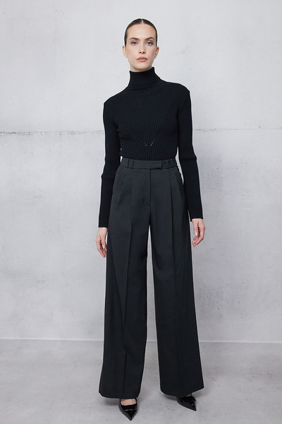 WIDE-LEG PLEATED TROUSERS