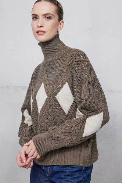 TURTLENECK KNIT TOP WITH PATTERNS